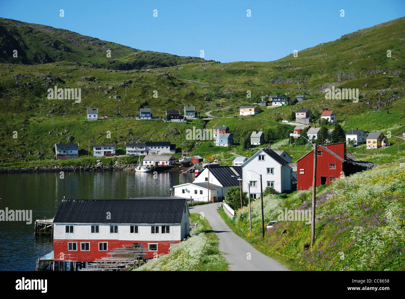 Estate vista del villaggio di pescatori Akkarfjord Foto Stock