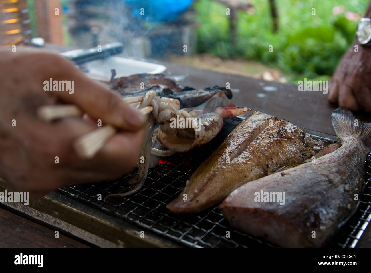 Frutti di mare sul barbeque in Hokkaido, Giappone. Il Giappone è un paese che vive vicino con la natura e con il mare. Frutti di mare è un essenziale Foto Stock