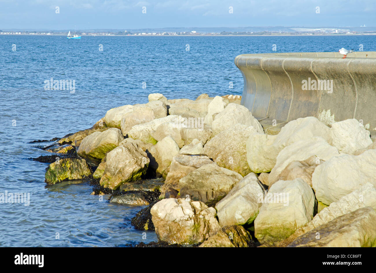 Rocce dalla parete del mare come parte della difesa del mare sulla costa a Ryde, Isle of Wight, Inghilterra, Regno Unito. Foto Stock