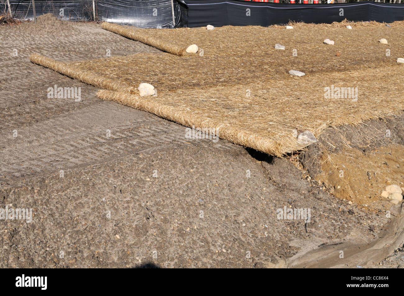 Rotoli di erosione biodegradabile coperta di controllo sul lato della strada nuova costruzione USA Foto Stock