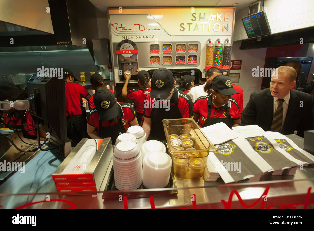 Centinaia di burger amanti scendono sul nuovo Steak 'n Shake ristorante Signature in New York Foto Stock
