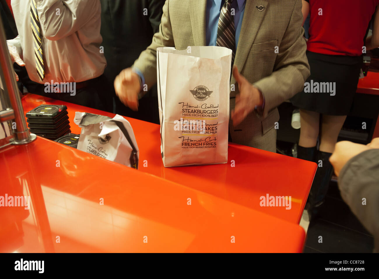 Centinaia di burger amanti scendono sul nuovo Steak 'n Shake ristorante Signature in New York Foto Stock