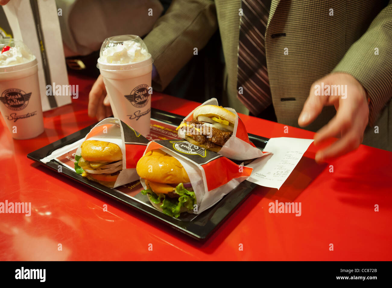 Centinaia di burger amanti scendono sul nuovo Steak 'n Shake ristorante Signature in New York Foto Stock