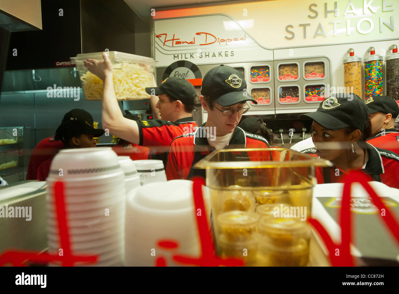 Centinaia di burger amanti scendono sul nuovo Steak 'n Shake ristorante Signature in New York Foto Stock