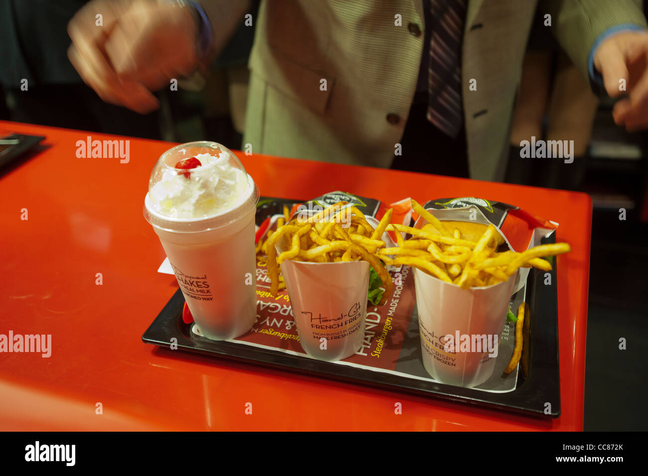 Centinaia di burger amanti scendono sul nuovo Steak 'n Shake ristorante Signature in New York Foto Stock