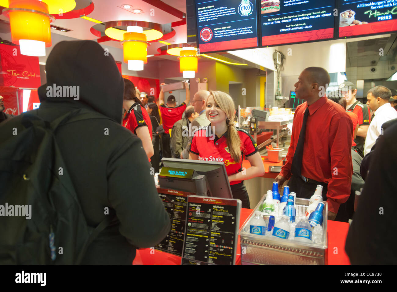 Centinaia di burger amanti scendono sul nuovo Steak 'n Shake ristorante Signature in New York Foto Stock