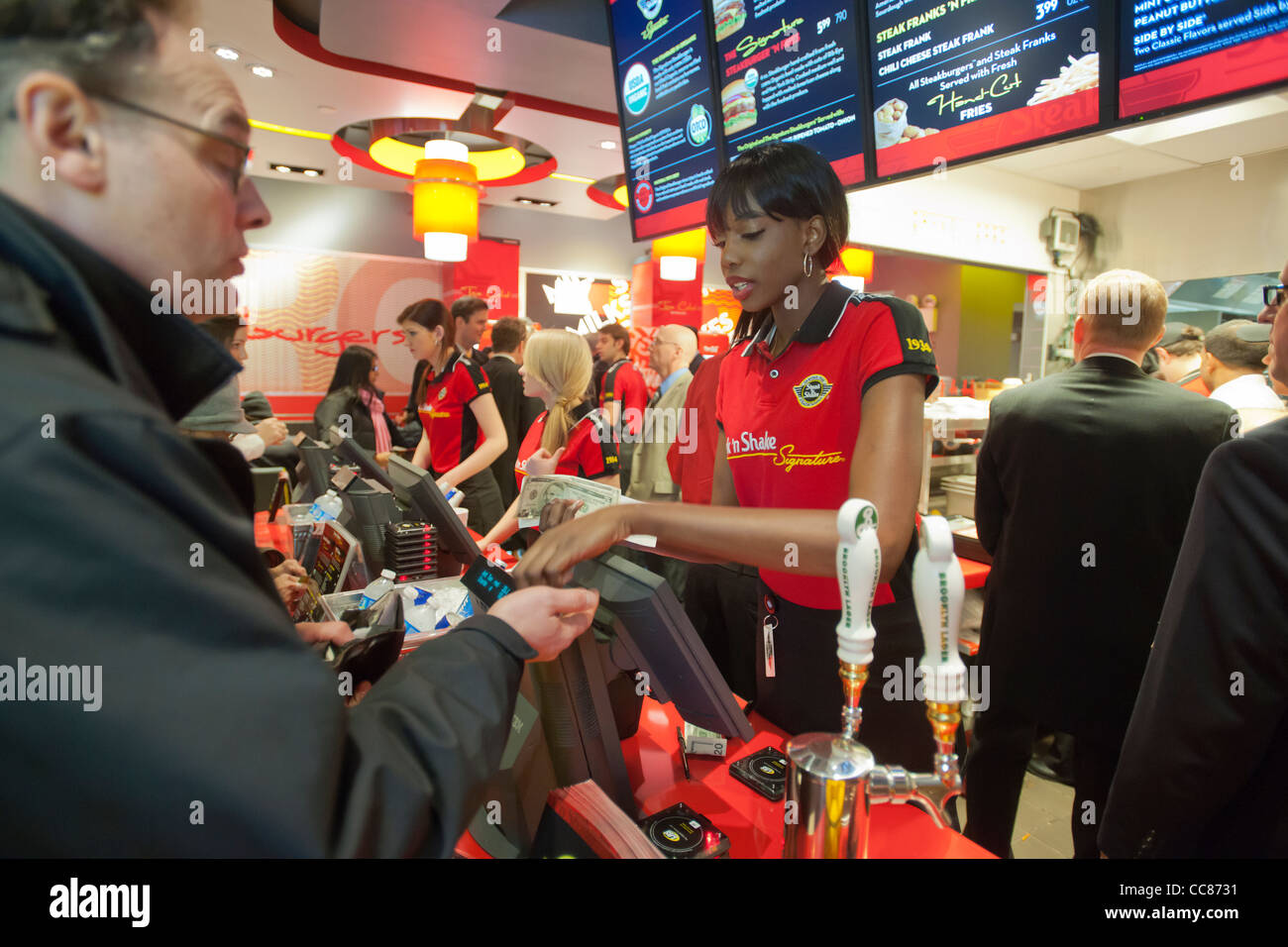 Centinaia di burger amanti scendono sul nuovo Steak 'n Shake ristorante Signature in New York Foto Stock