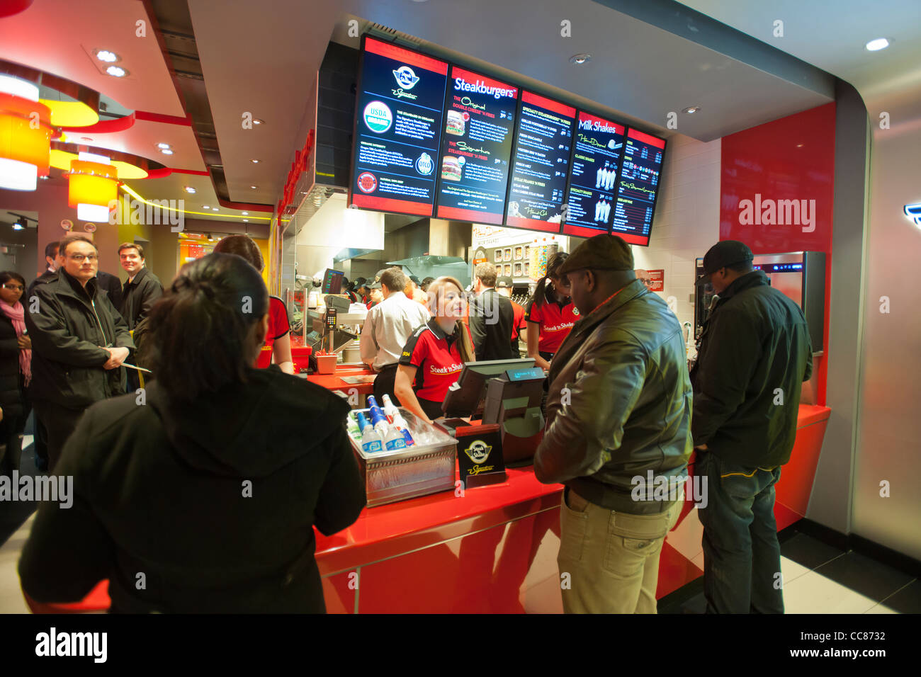 Centinaia di burger amanti scendono sul nuovo Steak 'n Shake ristorante Signature in New York Foto Stock