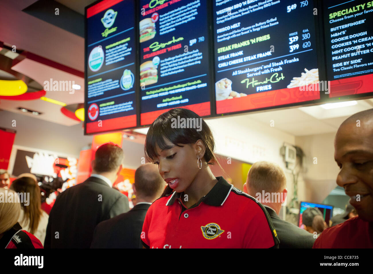 Centinaia di burger amanti scendono sul nuovo Steak 'n Shake ristorante Signature in New York Foto Stock