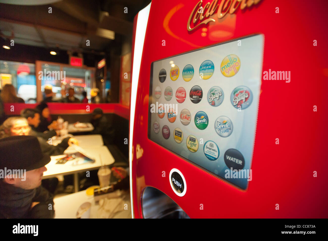 Self-service per bere la macchina con i prodotti Coca-Cola presso la bistecca di nuovo 'n Shake ristorante Signature in New York Foto Stock