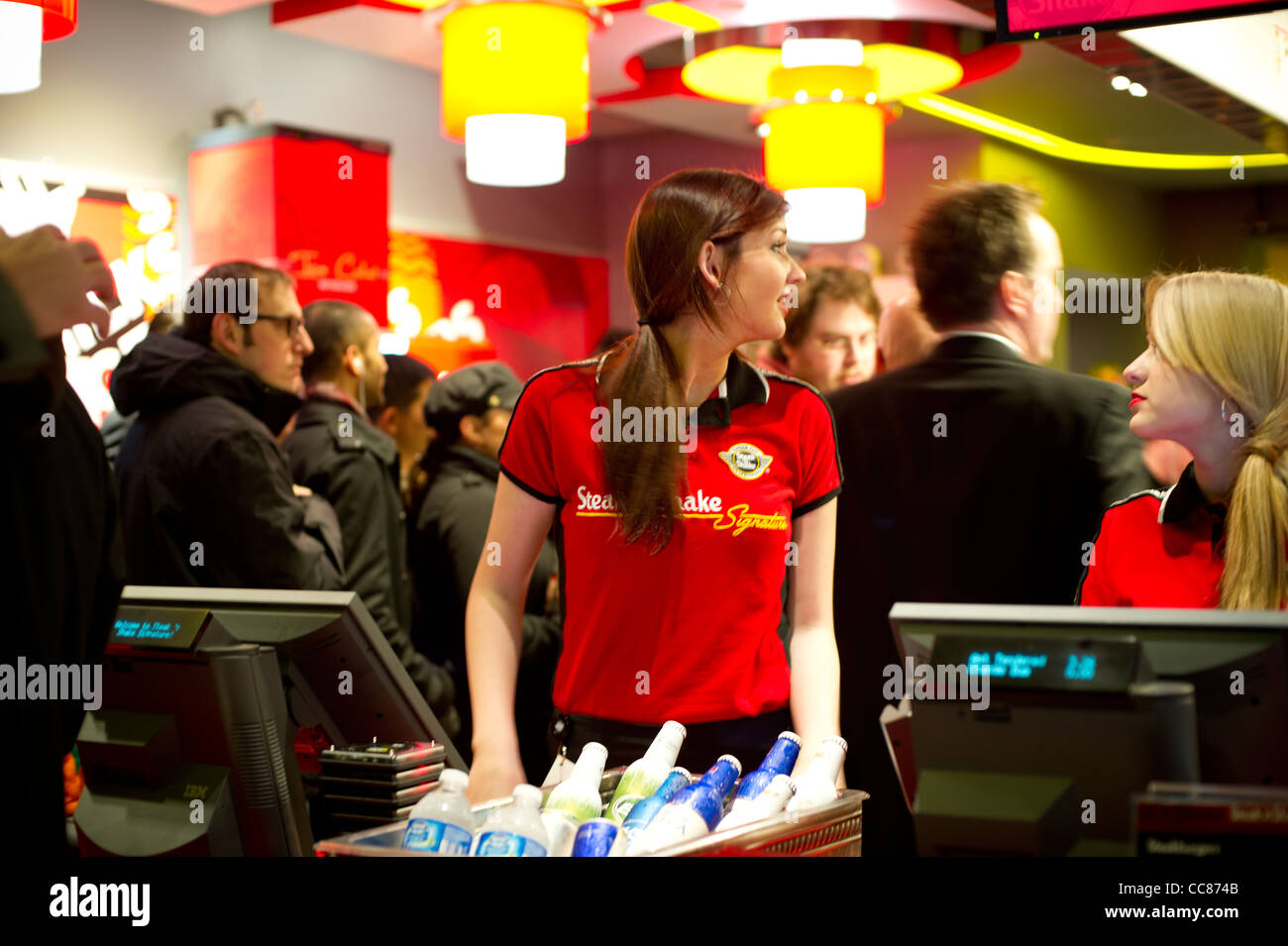 Centinaia di burger amanti scendono sul nuovo Steak 'n Shake ristorante Signature in New York Foto Stock