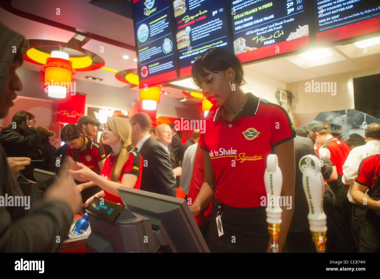Centinaia di burger amanti scendono sul nuovo Steak 'n Shake ristorante Signature in New York Foto Stock