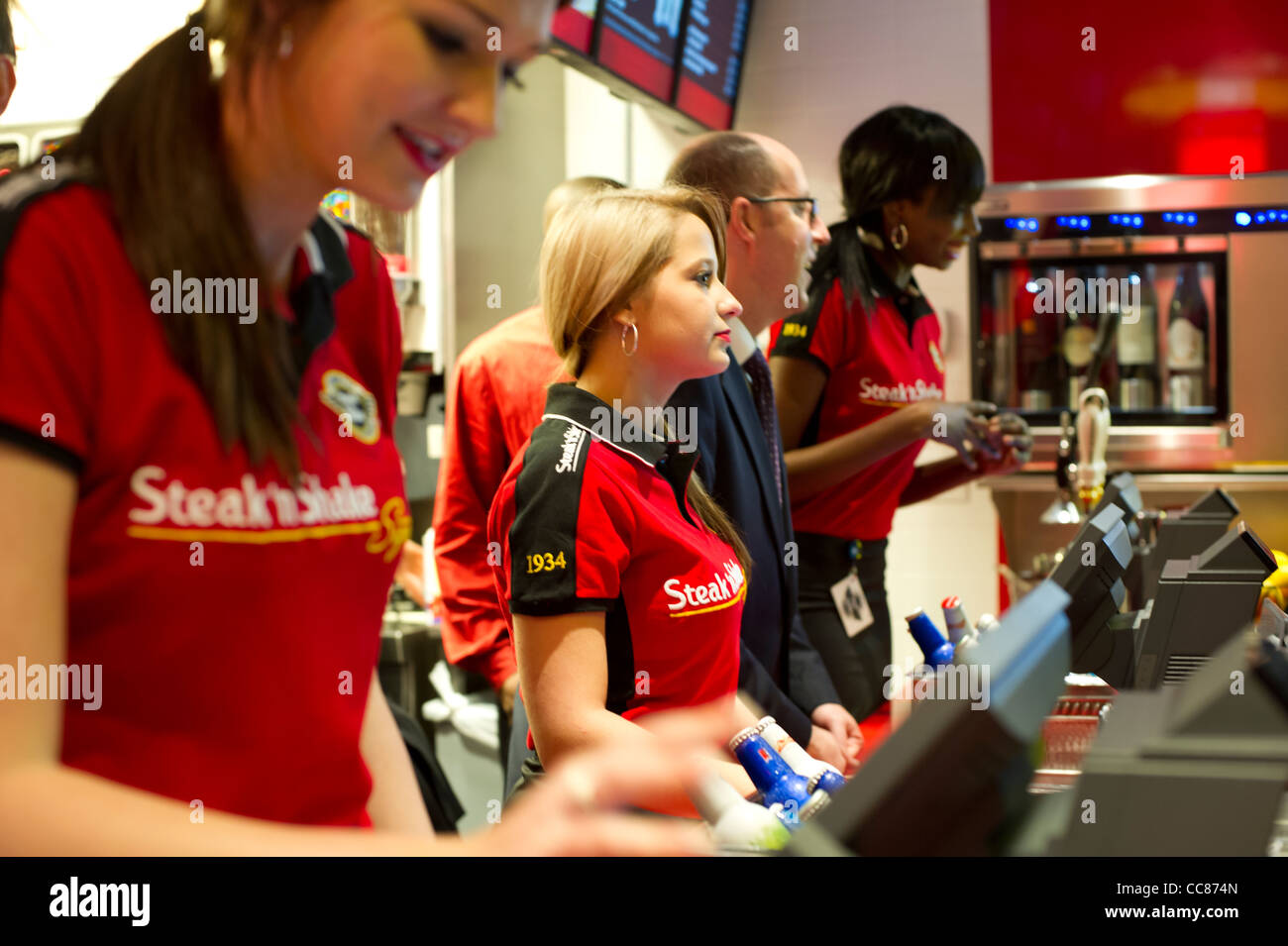 Centinaia di burger amanti scendono sul nuovo Steak 'n Shake ristorante Signature in New York Foto Stock