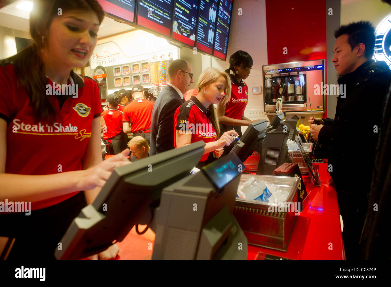 Centinaia di burger amanti scendono sul nuovo Steak 'n Shake ristorante Signature in New York Foto Stock