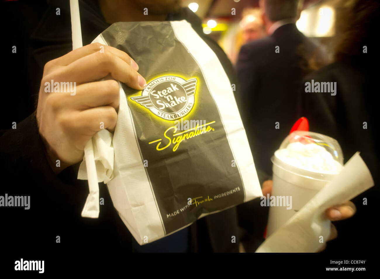 Centinaia di burger amanti scendono sul nuovo Steak 'n Shake ristorante Signature in New York Foto Stock