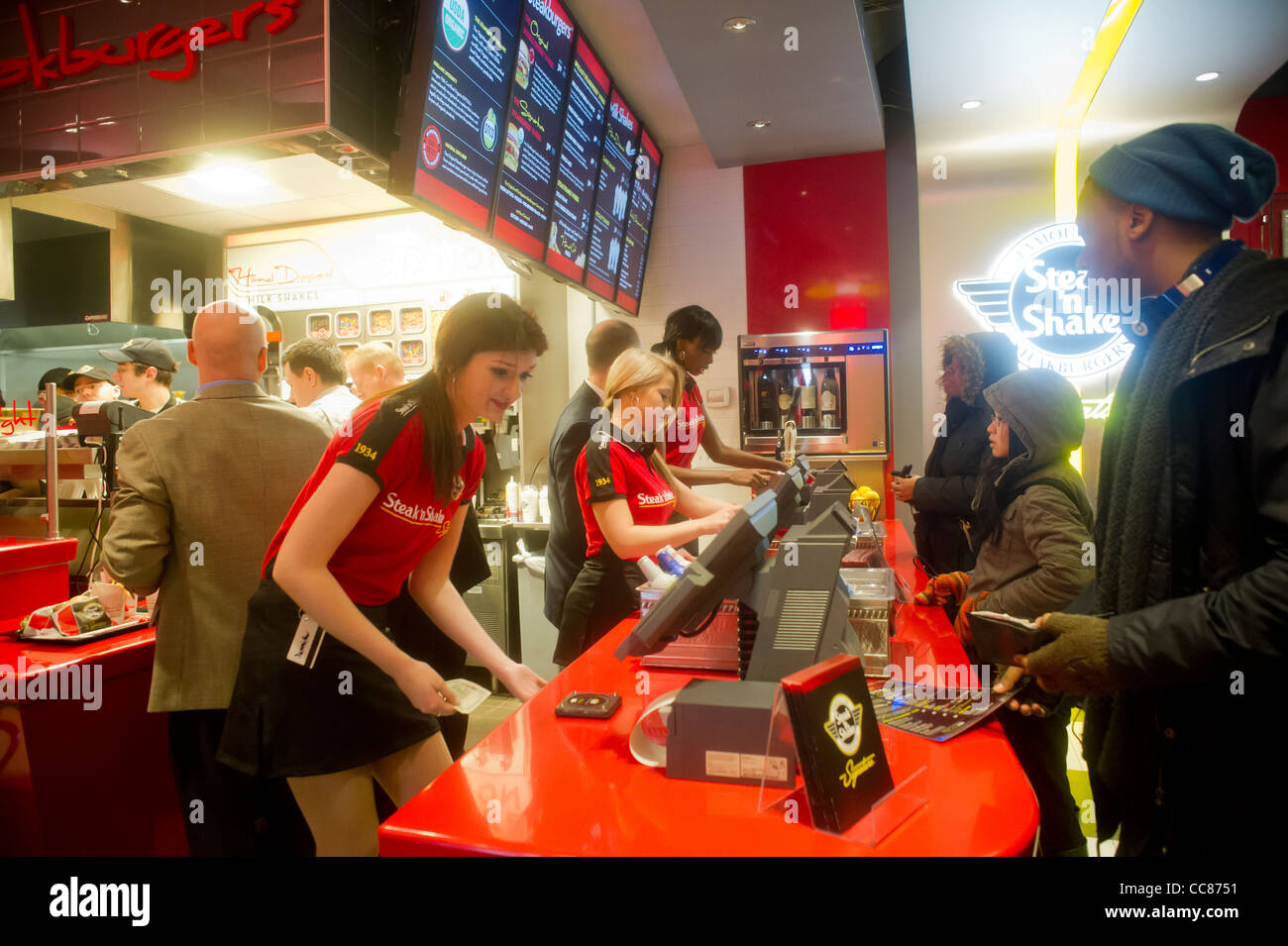 Centinaia di burger amanti scendono sul nuovo Steak 'n Shake ristorante Signature in New York Foto Stock