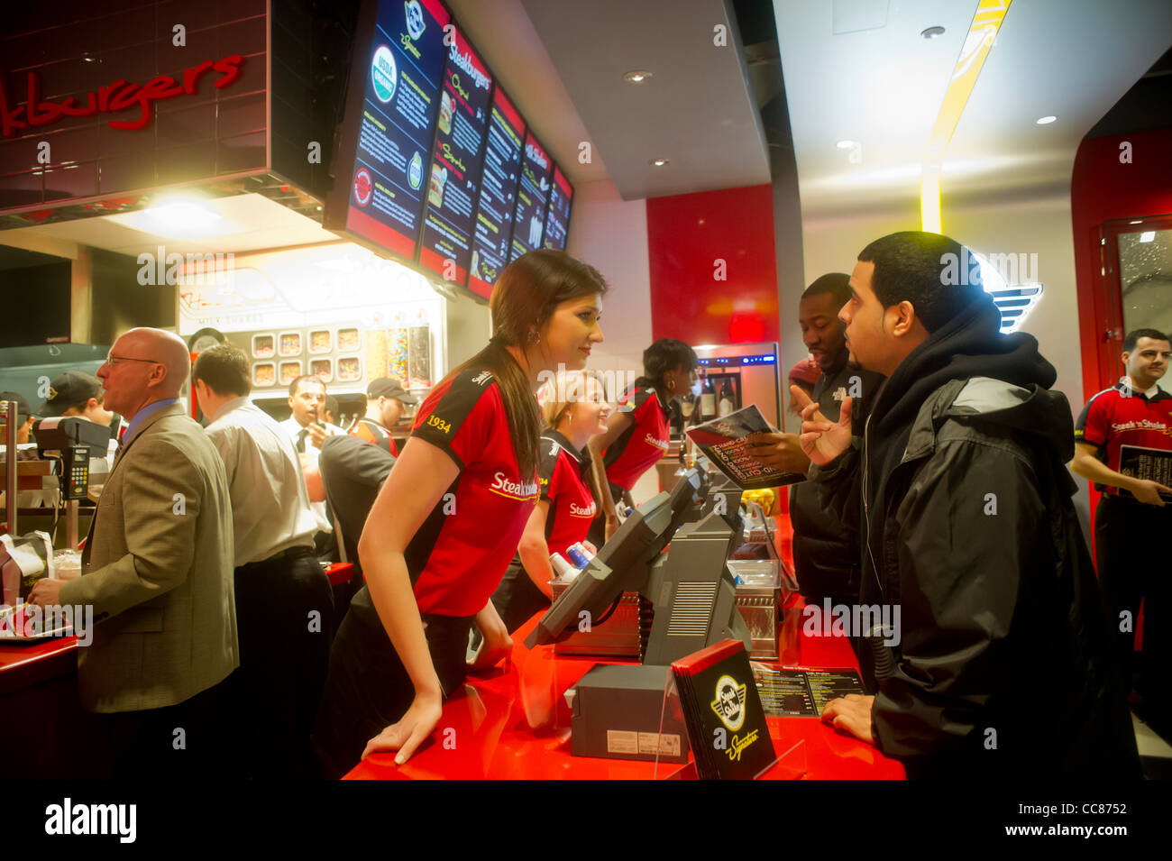 Centinaia di burger amanti scendono sul nuovo Steak 'n Shake ristorante Signature in New York Foto Stock