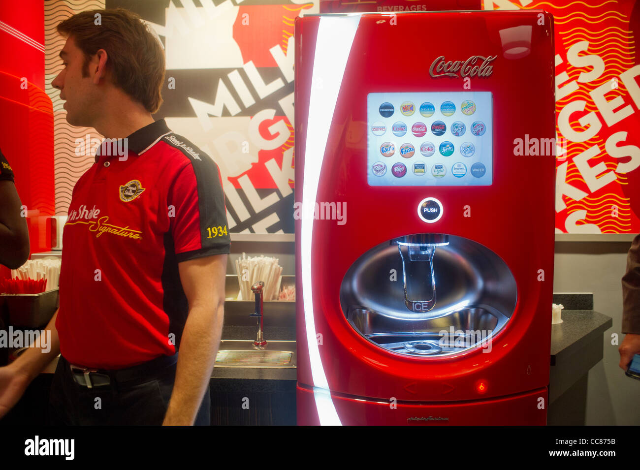 Centinaia di burger amanti scendono sul nuovo Steak 'n Shake ristorante Signature in New York Foto Stock