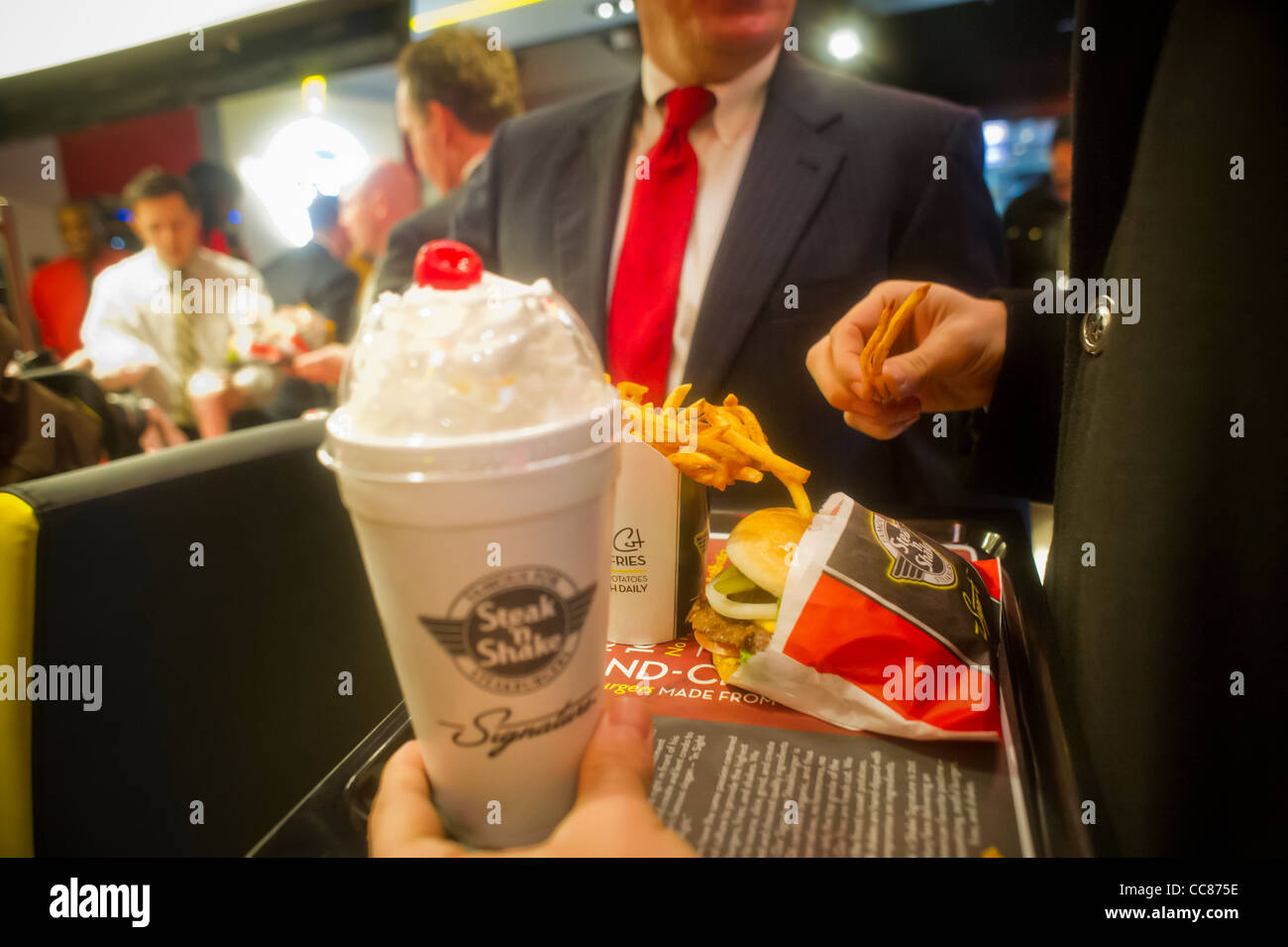 Centinaia di burger amanti scendono sul nuovo Steak 'n Shake ristorante Signature in New York Foto Stock