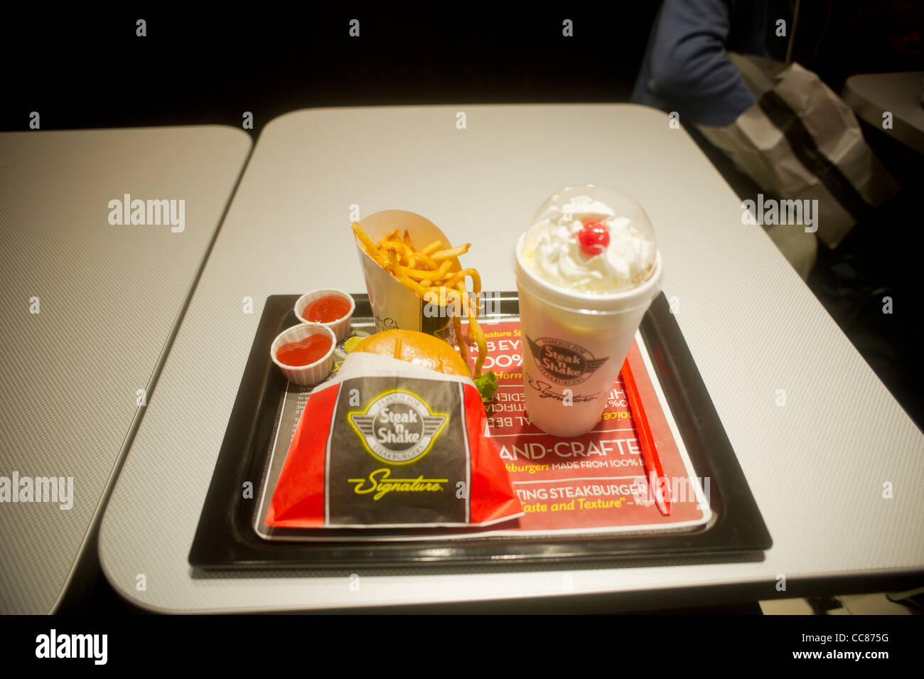 Centinaia di burger amanti scendono sul nuovo Steak 'n Shake ristorante Signature in New York Foto Stock