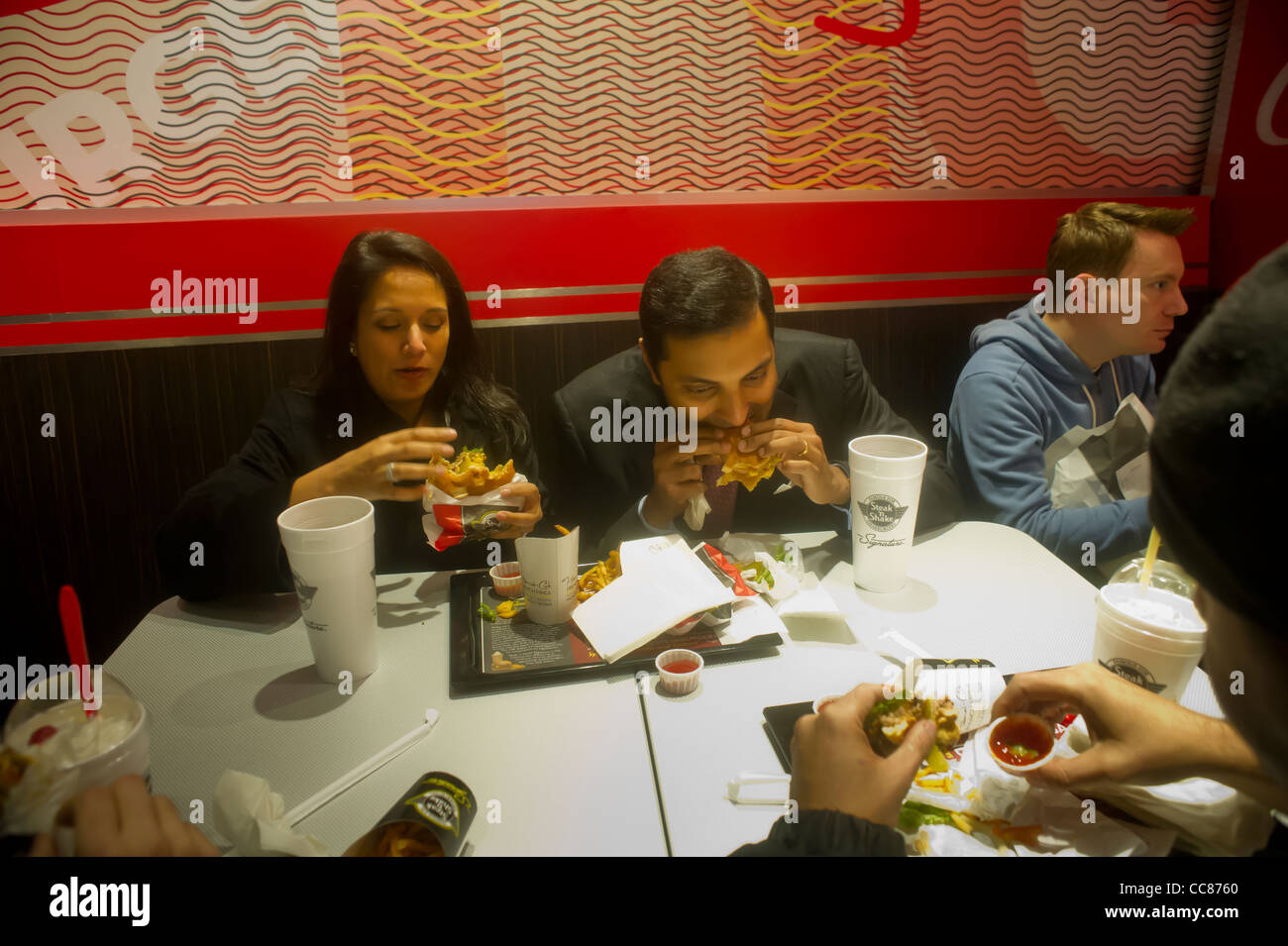 Centinaia di burger amanti scendono sul nuovo Steak 'n Shake ristorante Signature in New York Foto Stock