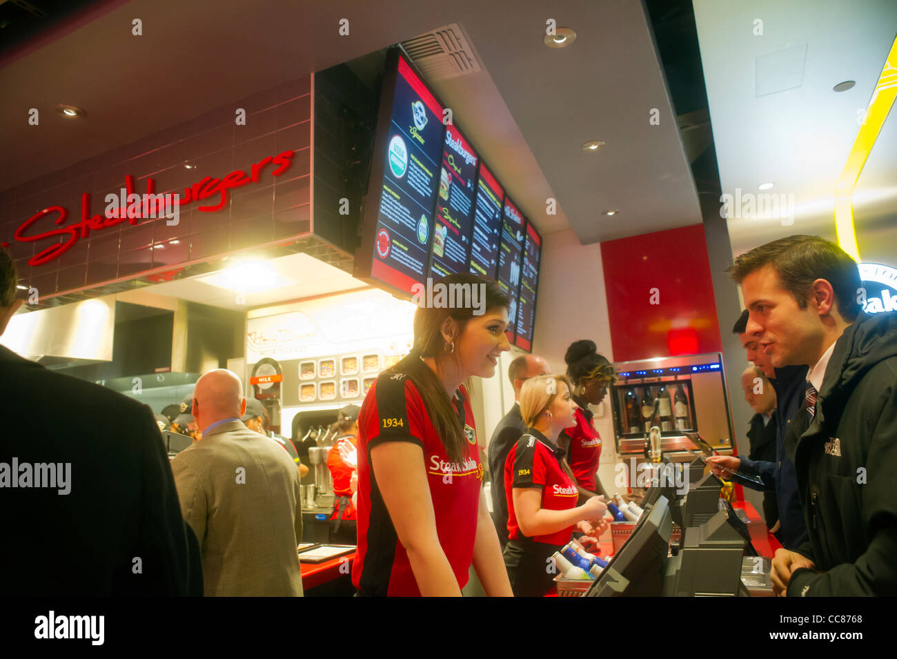 Centinaia di burger amanti scendono sul nuovo Steak 'n Shake ristorante Signature in New York Foto Stock