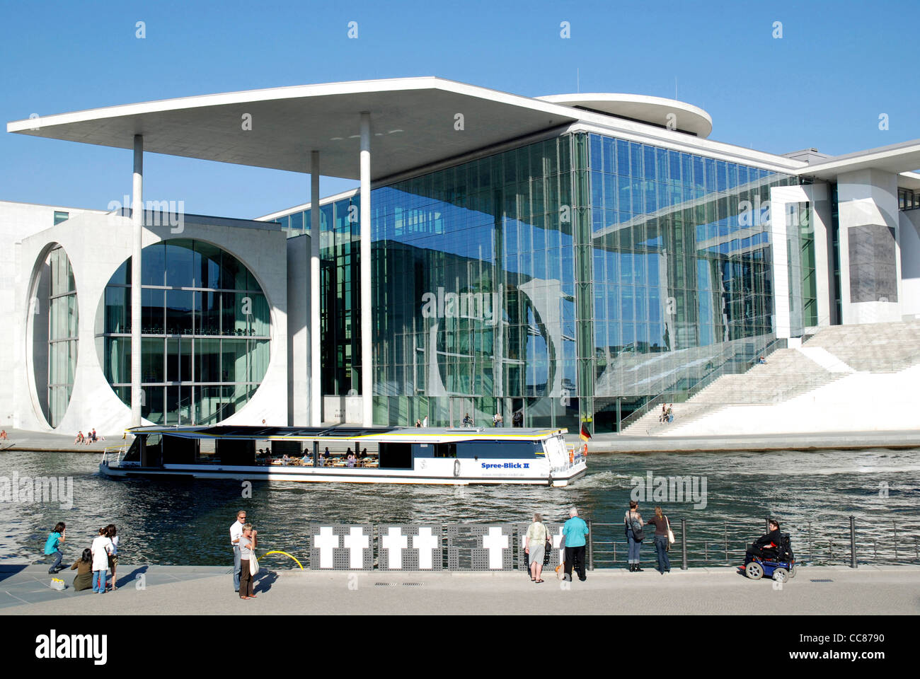 Croci in memoria delle vittime del muro di Berlino vicino edificio del Reichstag a Berlino. Foto Stock