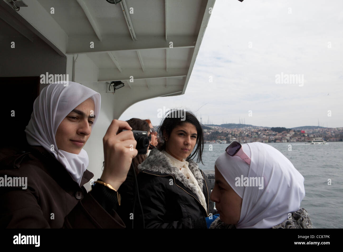 I passeggeri del traghetto sul bosforo - Istanbul. Foto Stock