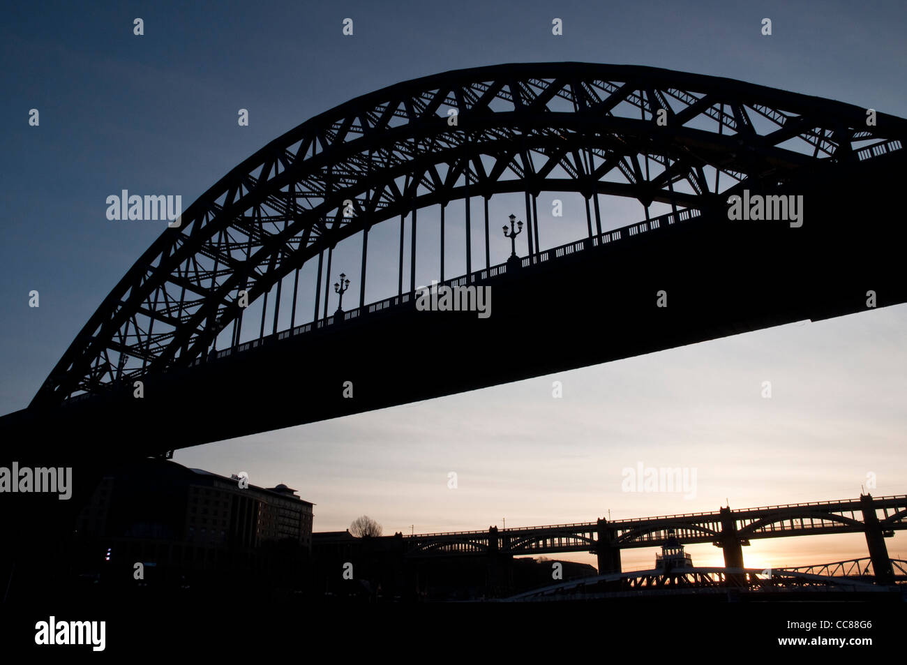 Una vista sul Tyne Bridge da Newcastle Quayside, con il famoso attraverso il ponte di arco stagliano al crepuscolo. Foto Stock