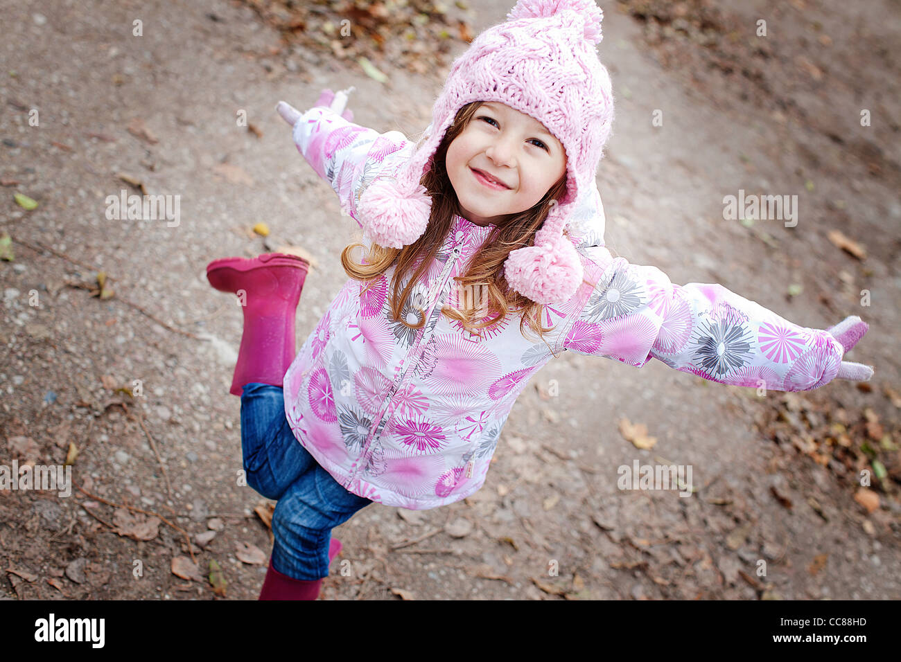 Felice sorridente ragazza in un wooly cappello rosa e giacca invernale Foto Stock Felice sorridente ragazza in un wooly cappello rosa e giacca invernale Foto Stock