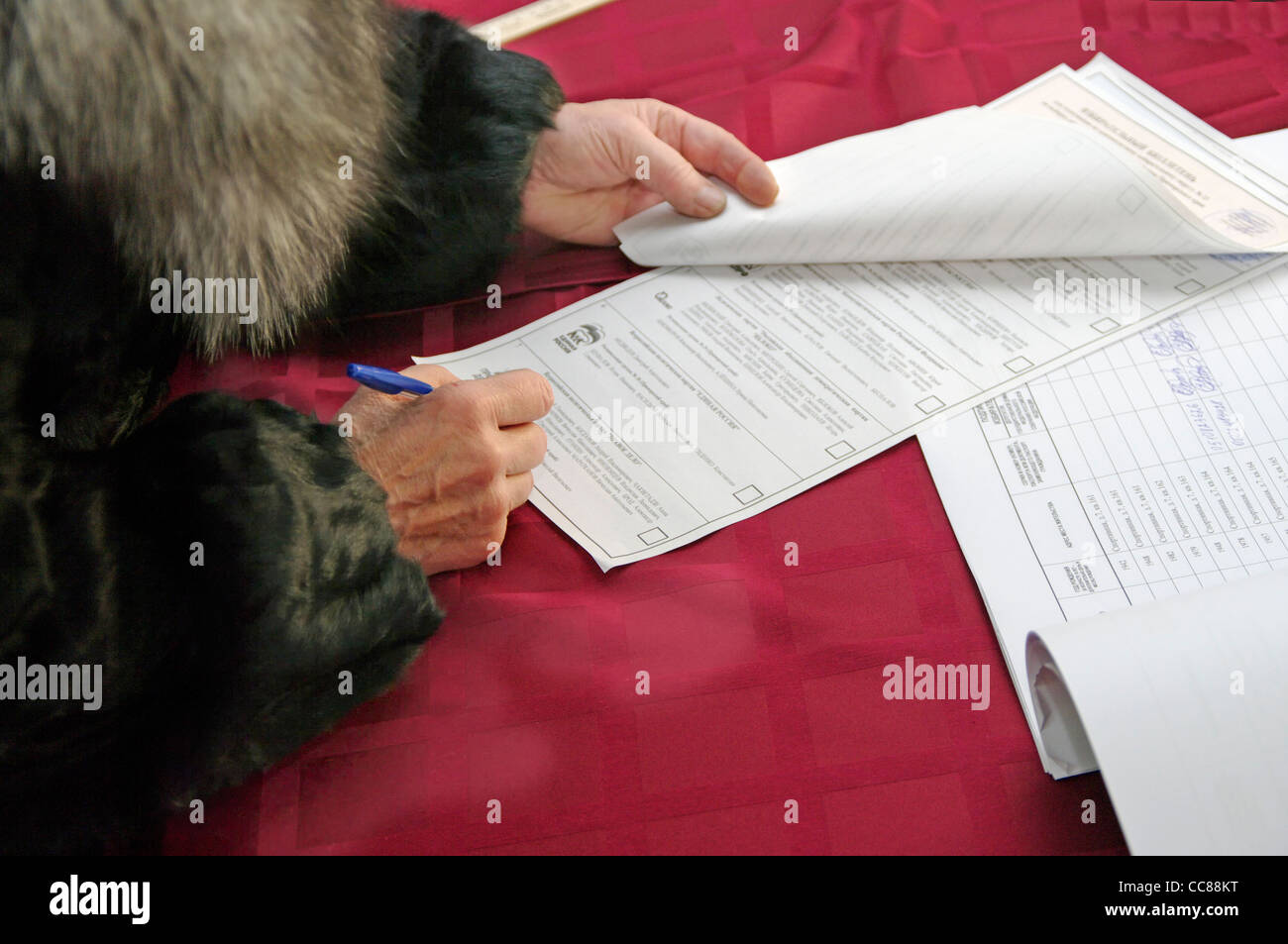 Contrassegnare sul voto a scrutinio in tempo di elezioni Foto Stock