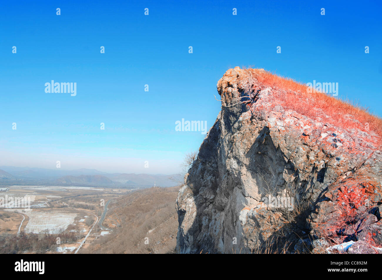 In cima alla scogliera che si affaccia sulla vallata su una bella giornata invernale Foto Stock