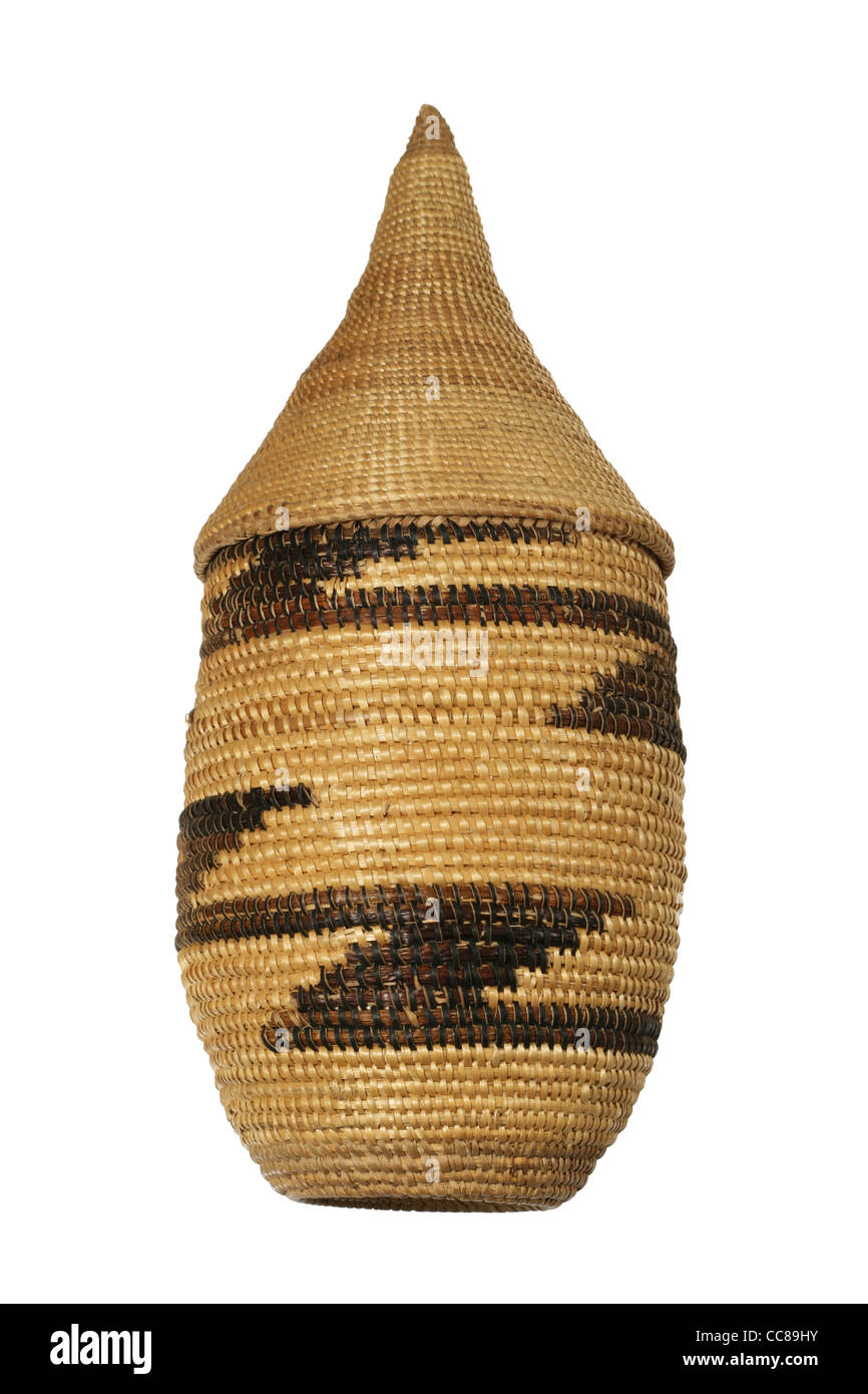 Un alto lidded appuntiti tan cestello africana con il design più scura Foto Stock