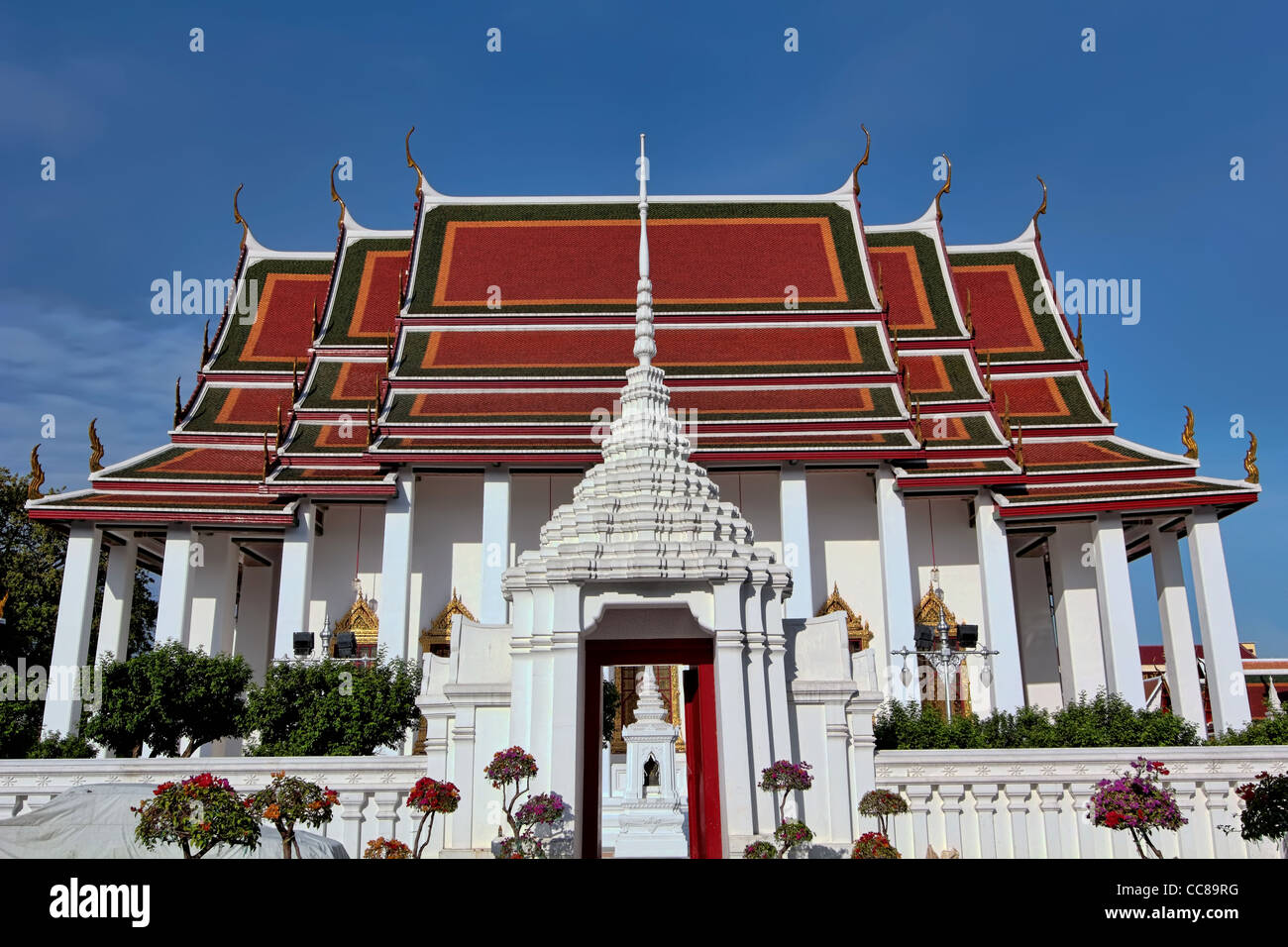 Vista principale di Bot/Wihan (Temple Hall) al Wat Ratchanadda Foto Stock