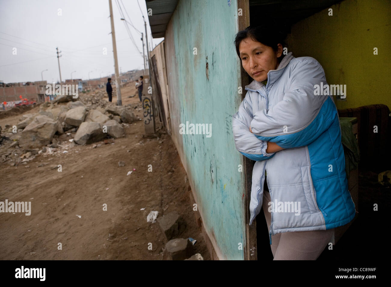 Una donna in un villaggio squatter in Lima, Perù, Sud America. Foto Stock