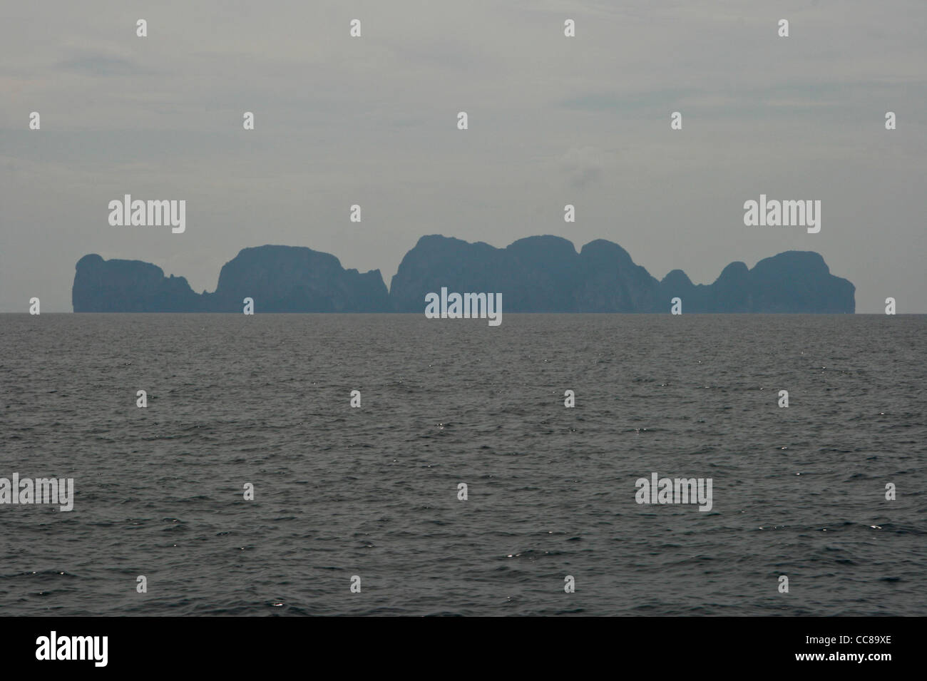 Isola di Phi Phi Leh dalla barca, Thailandia Foto Stock