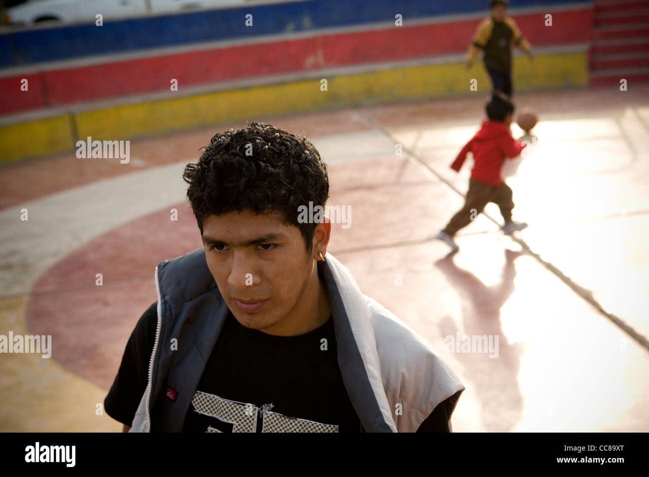 Un giovane uomo per le strade di Lima, Perù, Sud America. Foto Stock