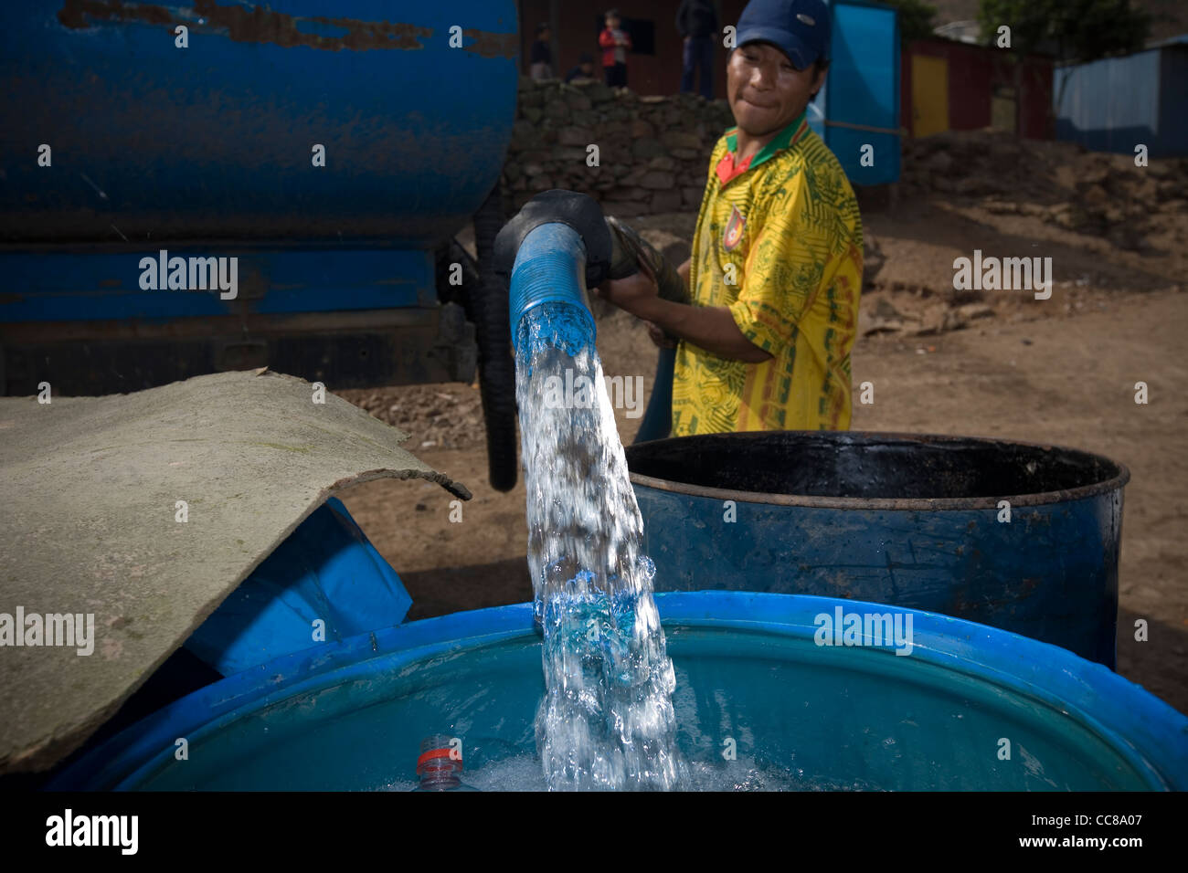 Una erogazione di acqua carrello si riempie un serbatoio in Lima, Perù, Sud America. Foto Stock