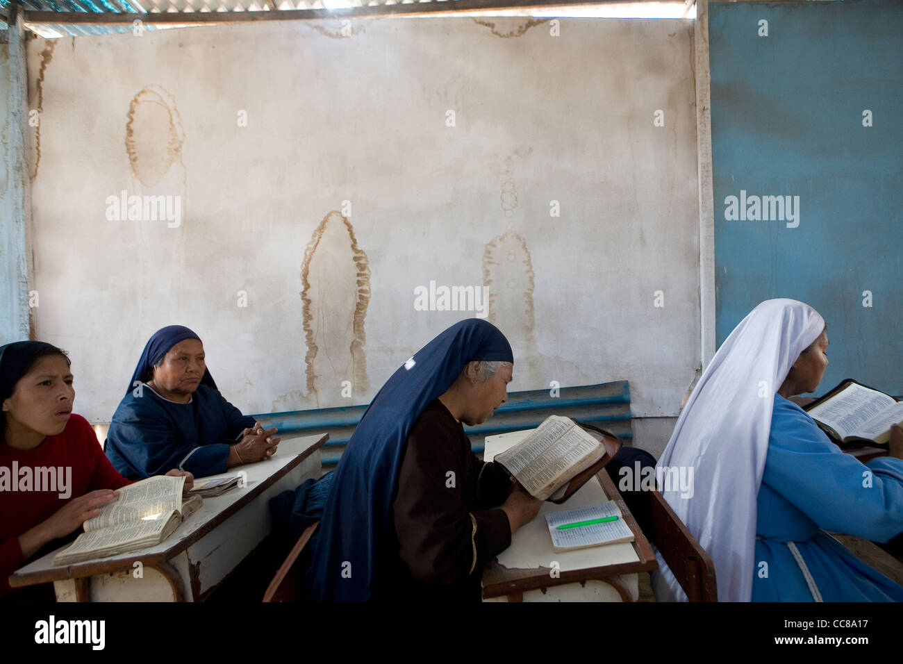 Donne studiare la Bibbia in una piccola chiesa di Lima, Perù, Sud America. Foto Stock