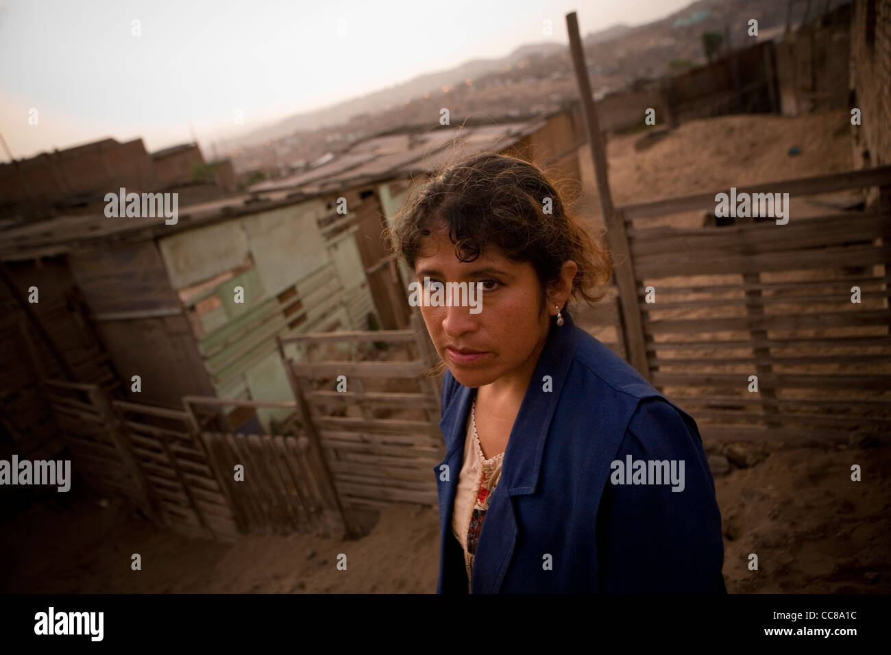 Una donna in un villaggio squatter in Lima, Perù, Sud America. Foto Stock