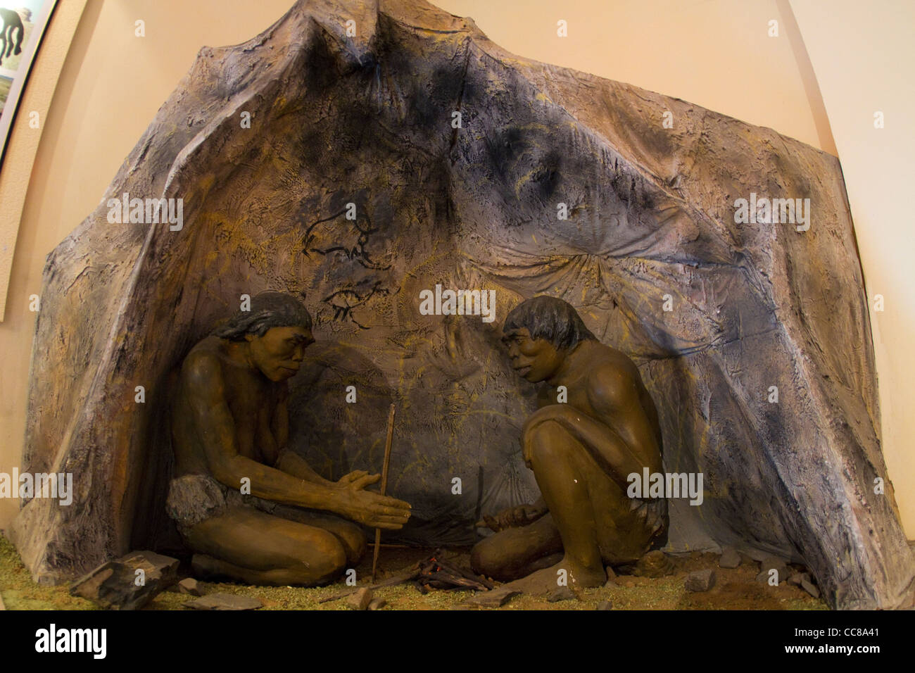 Gli uomini preistorici rendendo un incendio il Museo Nazionale di Storia mongola Ulaanbaatar in Mongolia Foto Stock