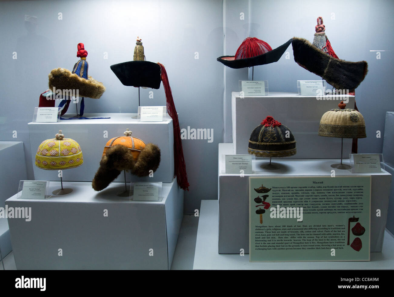 Tradizionali cappelli mongola il Museo Nazionale di Storia mongola Ulaanbaatar in Mongolia Foto Stock