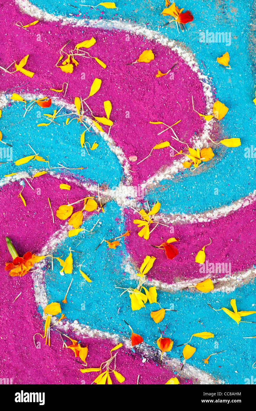 Rangoli festival di polvere colorata design e petali di fiori in un Indiano street. Andhra Pradesh, India Foto Stock