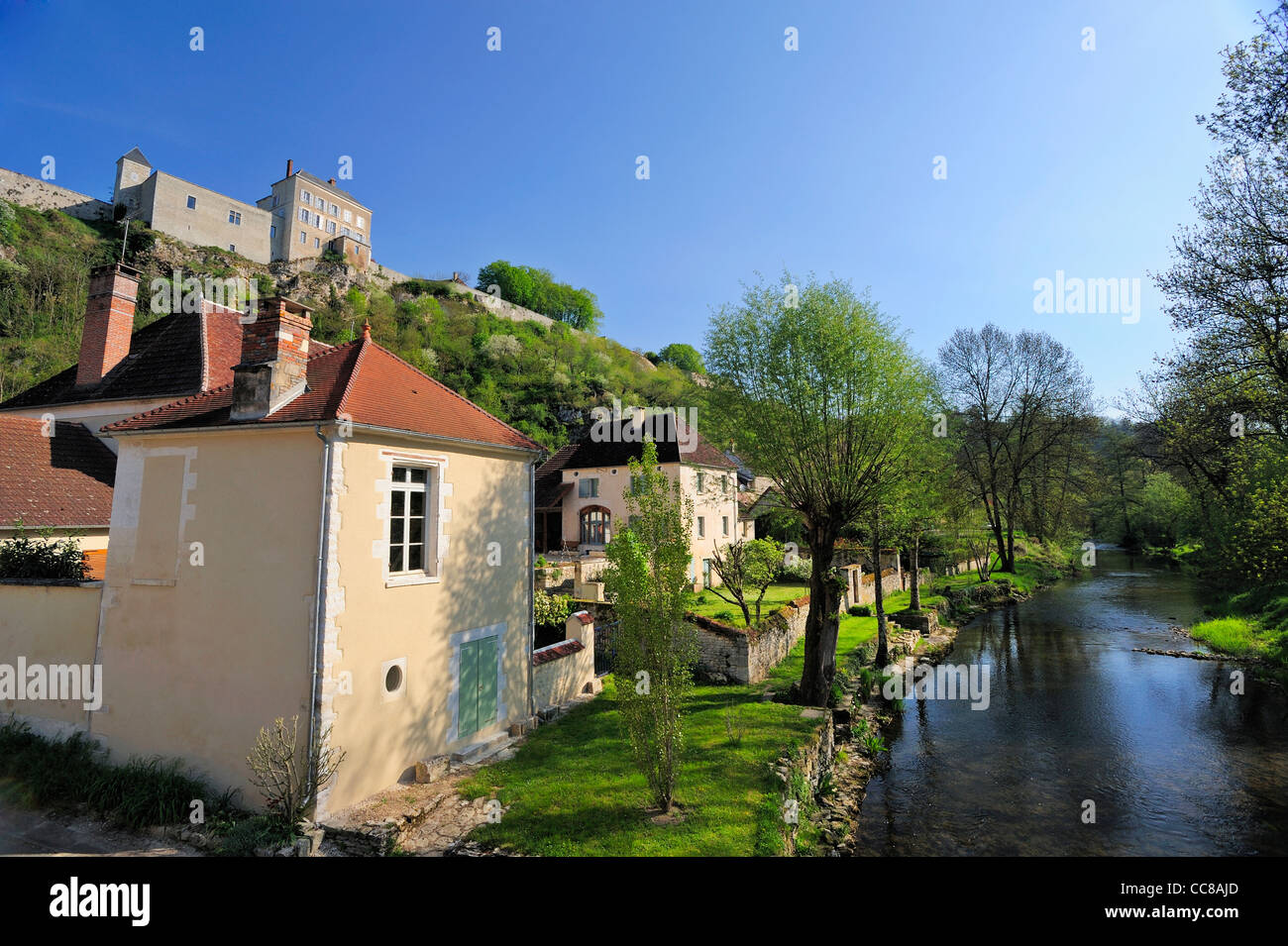 Il fiume Yonne presso il villaggio di Mailly le Chateau, in Borgogna. La Francia. Spazio per il testo nel cielo Foto Stock
