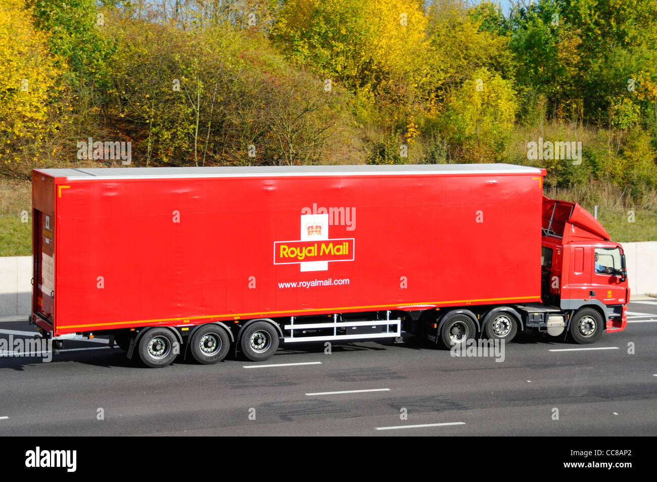 Vista laterale del rosso Royal Mail logistica di distribuzione di mezzi pesanti autocarro autocarro autocarro e rimorchio articolato percorrendo l autostrada M25, Essex England Regno Unito Foto Stock