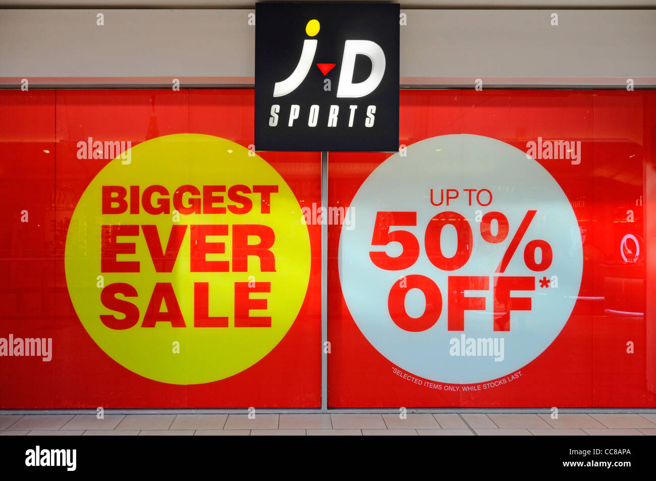 JD sport shop front store window coperto in grande segno fino al 50% di sconto poster per la vendita delle riduzioni Essex England Regno Unito Foto Stock
