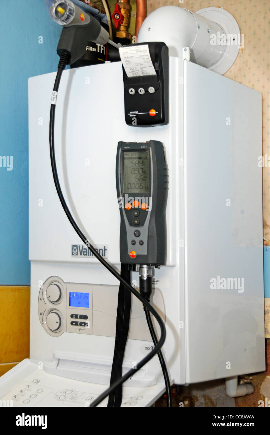 Stampare essendo prodotto di emissione di gas inquinanti i risultati dei test sul nuovo interno caldaia a condensazione installazione Foto Stock