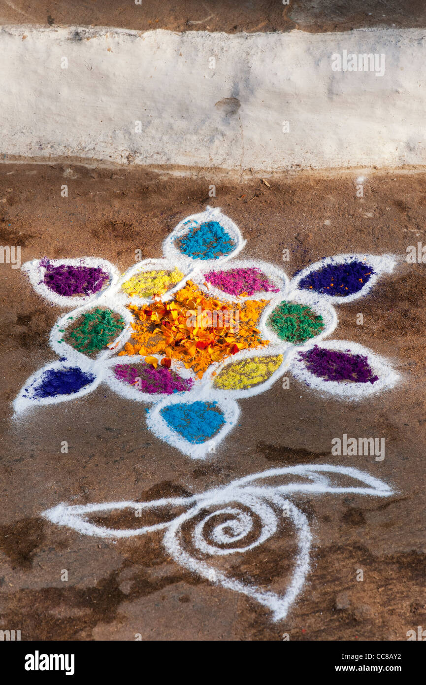 Rangoli festival di polvere colorata design e petali di fiori in un Indiano street. Andhra Pradesh, India Foto Stock