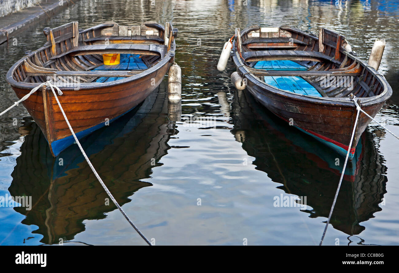 Due barche di legno nel vecchio porto di Cannobio, Piemonte, Italia Foto Stock