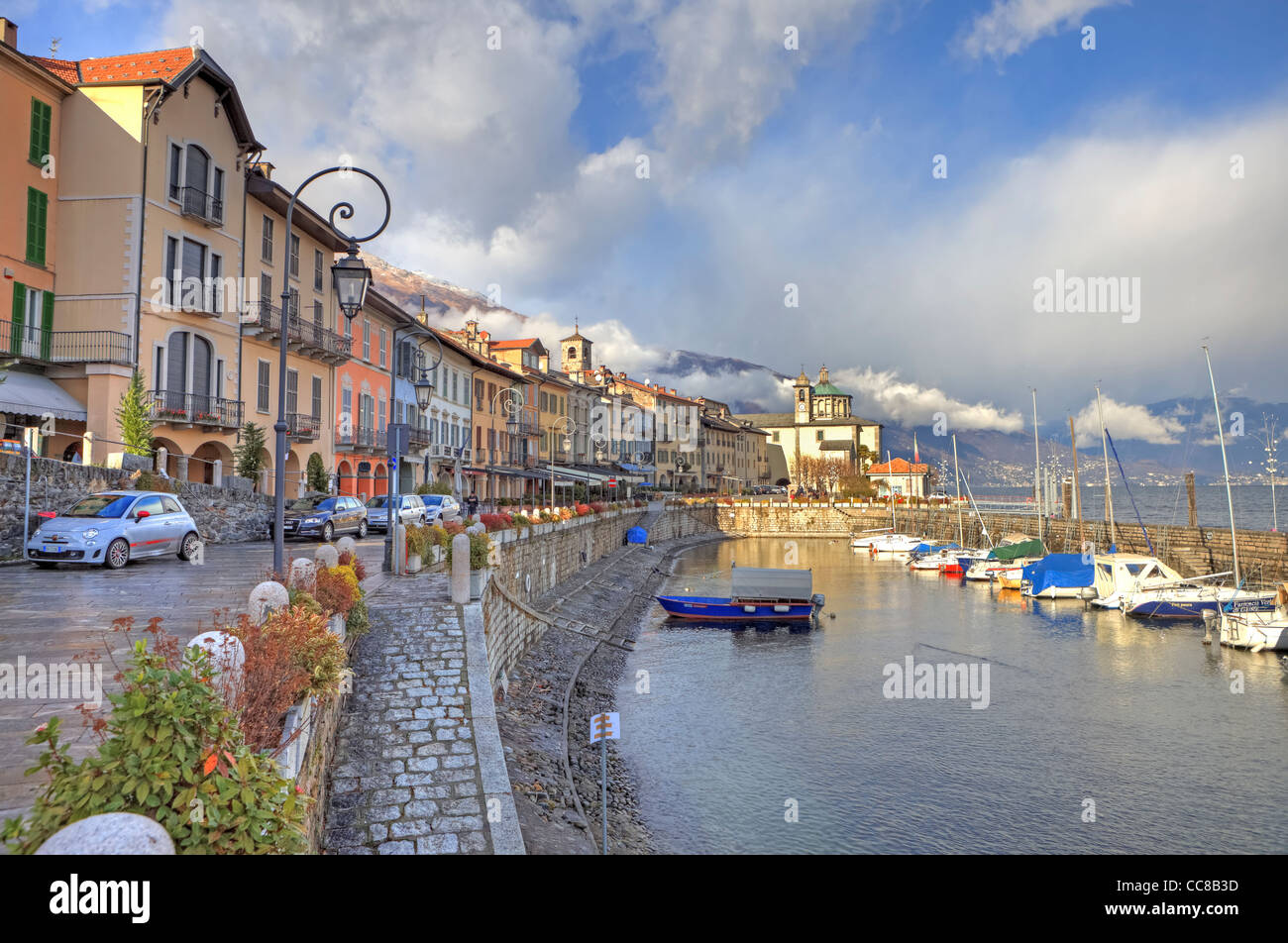 Waterfront e il porto di Cannobio, Provincia di Verbania, Piemonte, Italia, Europa Foto Stock